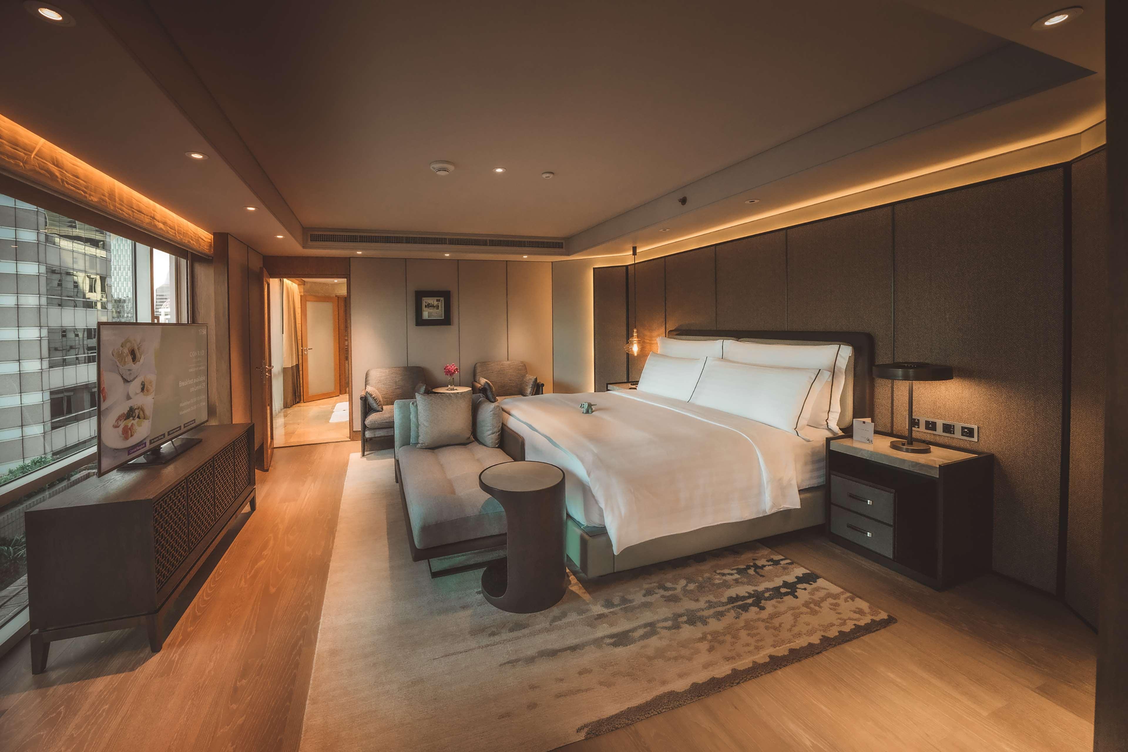 Hotel Conrad Bangkok Exterior foto A bedroom at the hotel