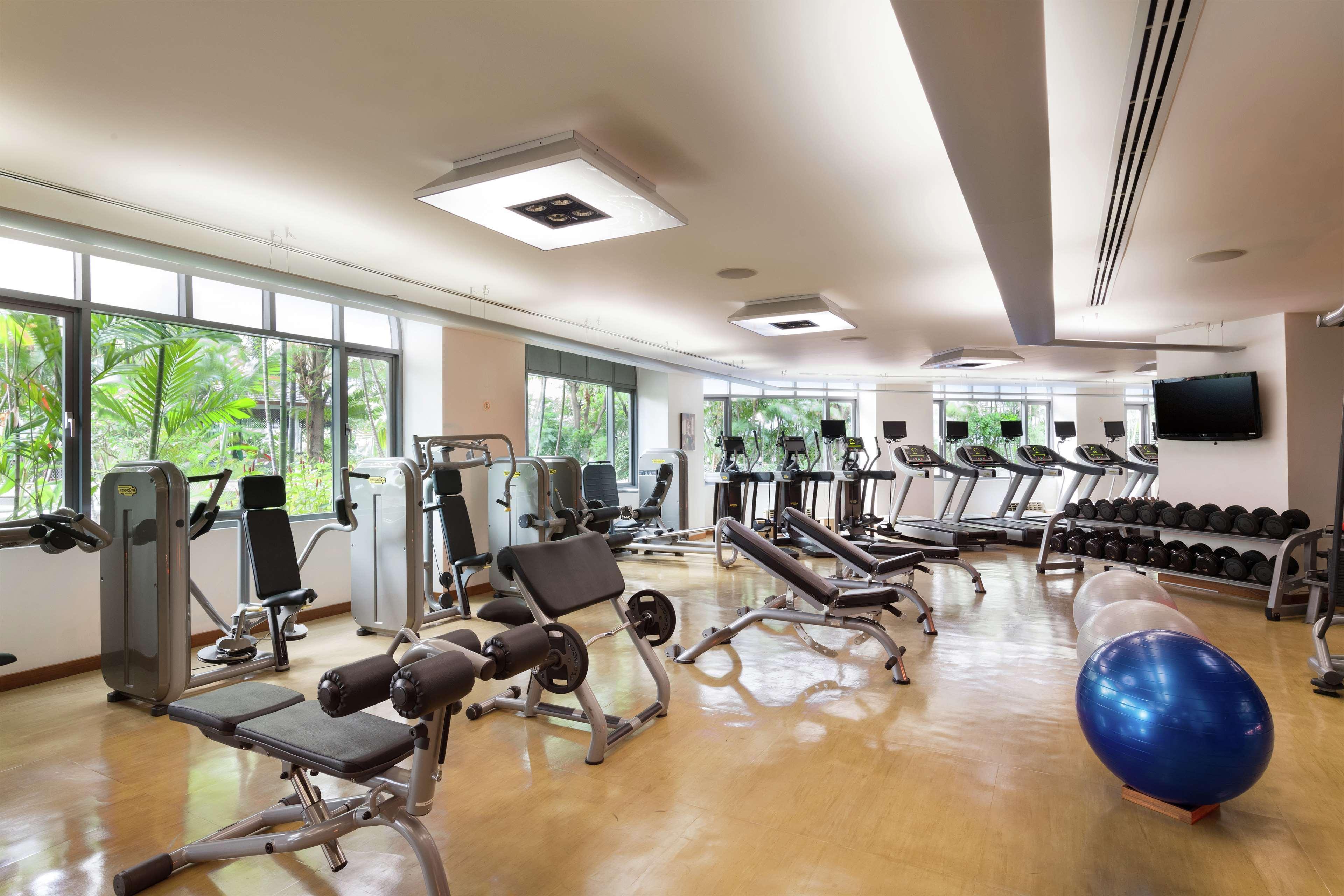 Hotel Conrad Bangkok Exterior foto The gym at the hotel