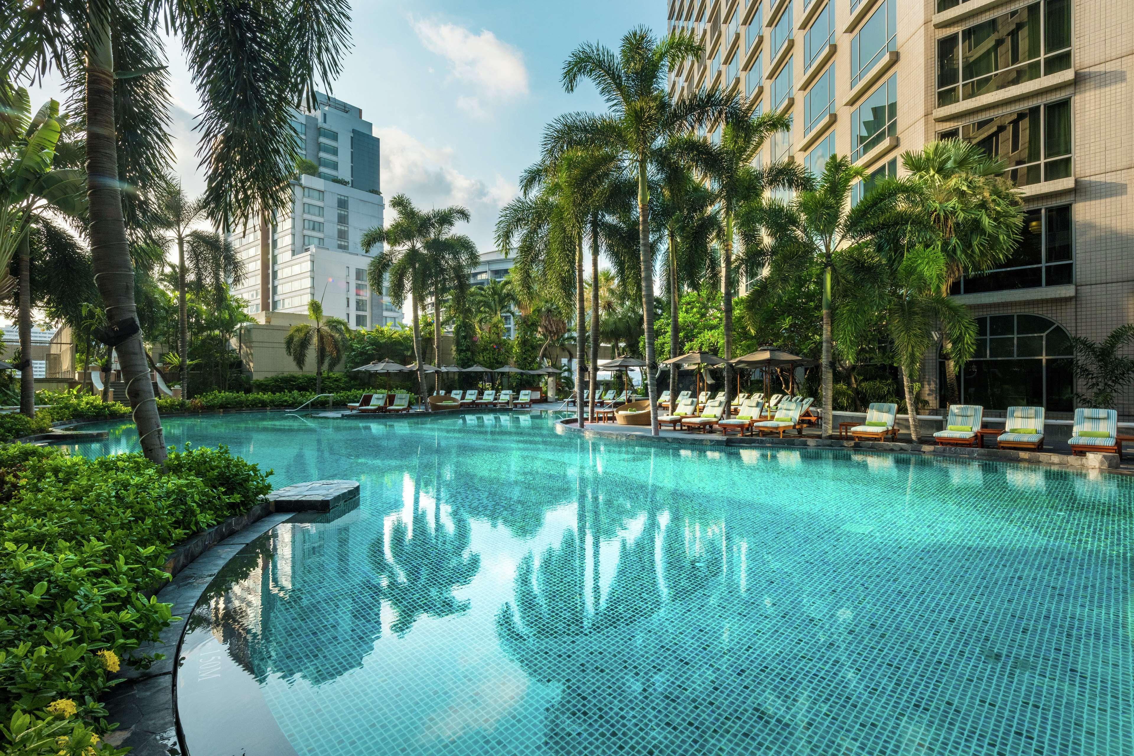 Hotel Conrad Bangkok Exterior foto The swimming pool at the hotel