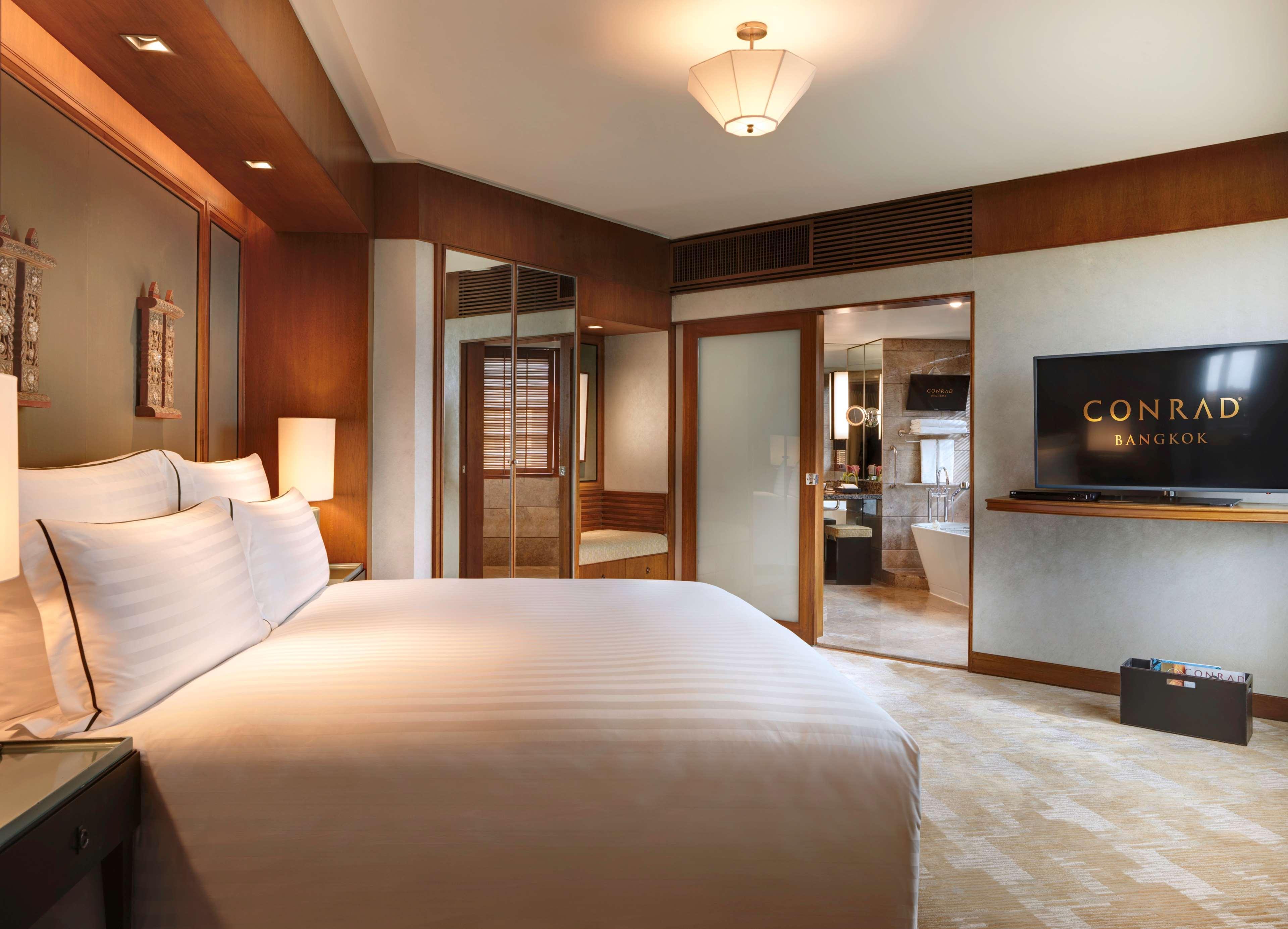 Hotel Conrad Bangkok Exterior foto A bedroom at the Conrad Manila