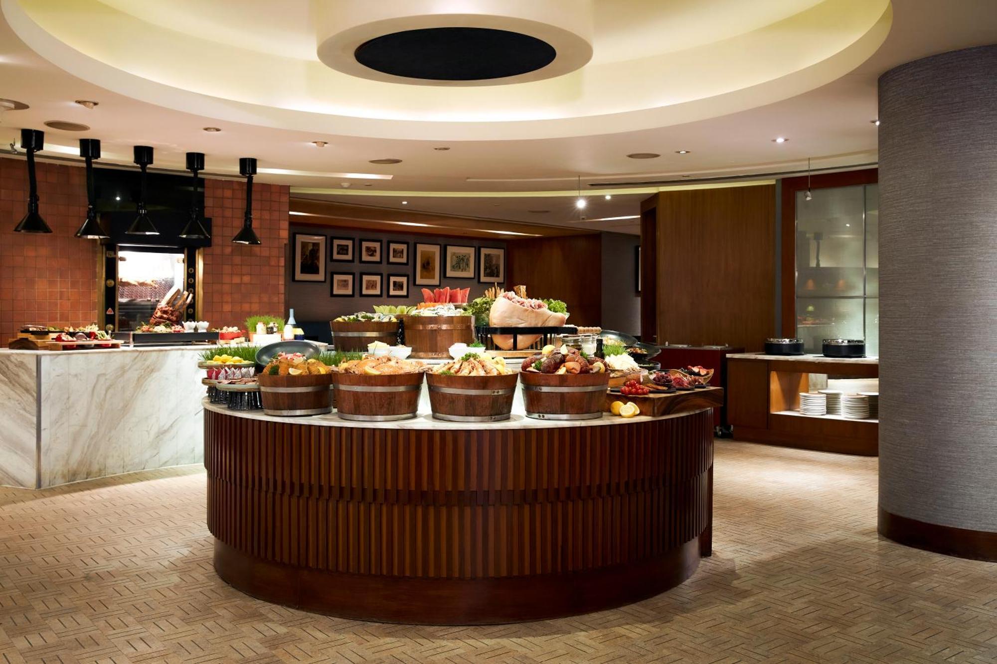Hotel Conrad Bangkok Exterior foto The buffet at the hotel's restaurant, The Deck