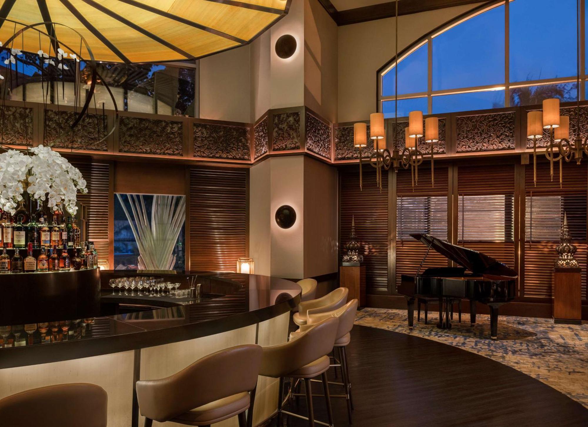 Hotel Conrad Bangkok Exterior foto The Bar