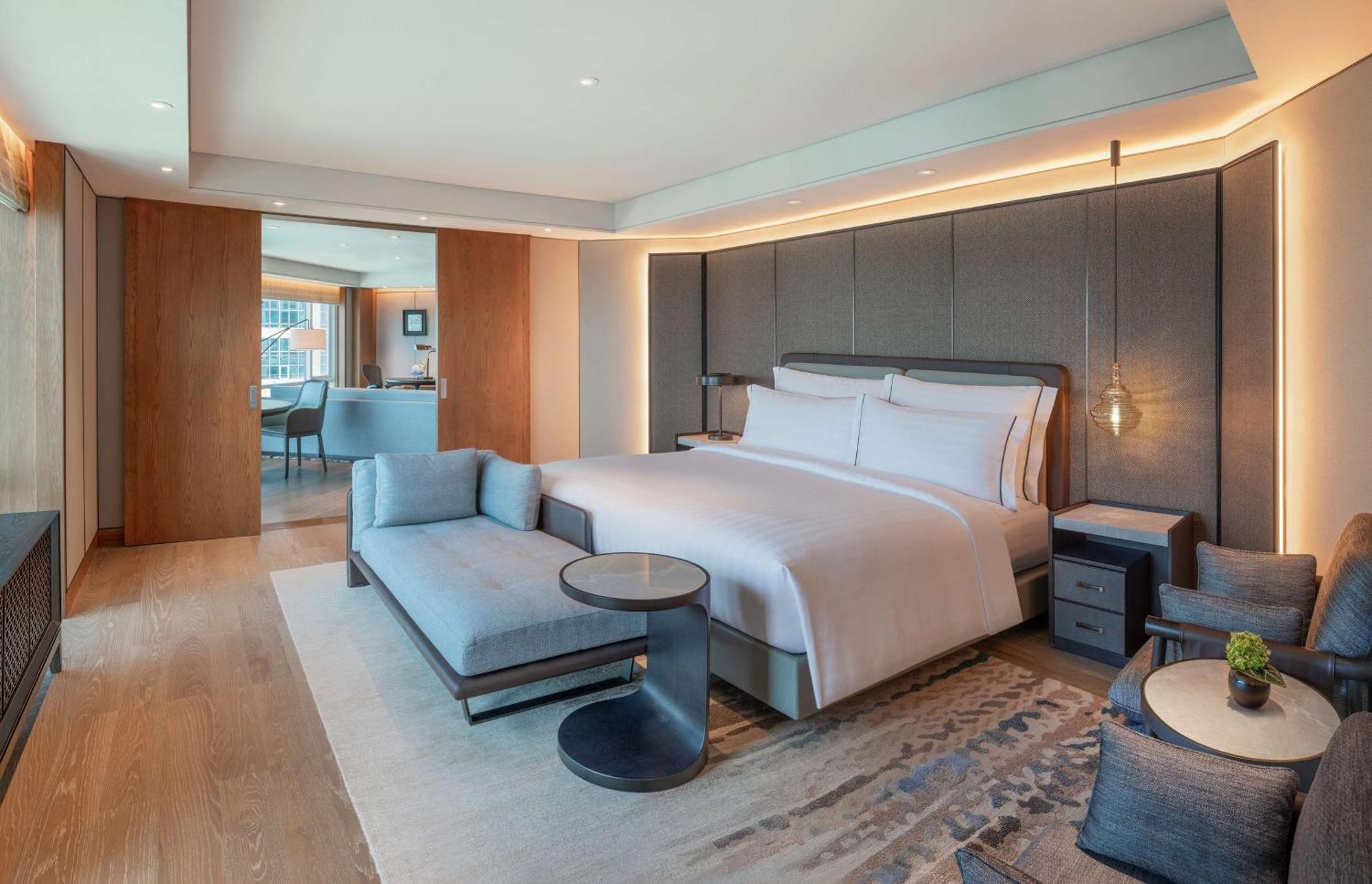 Hotel Conrad Bangkok Exterior foto A bedroom at the hotel