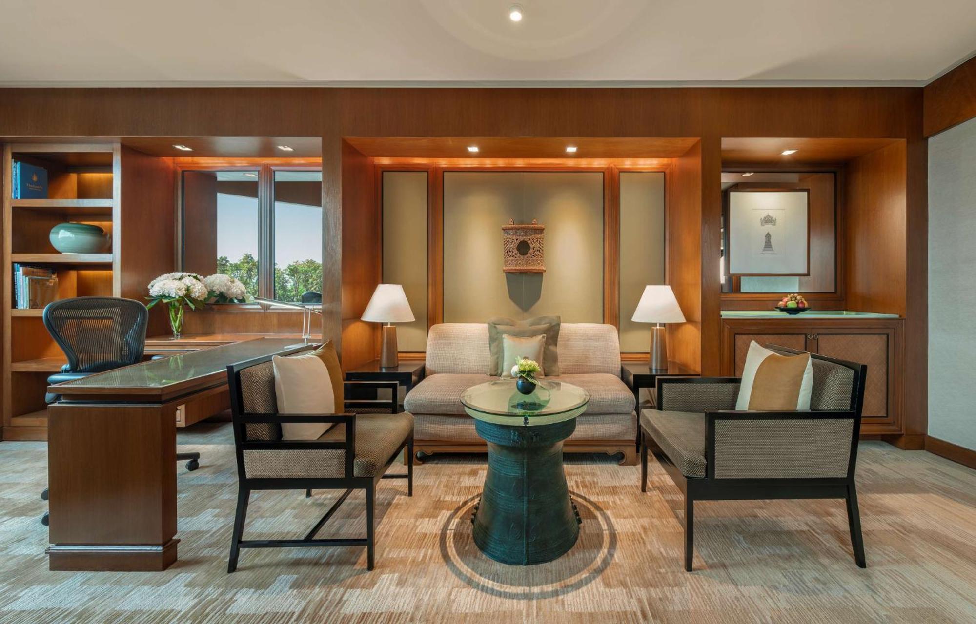 Hotel Conrad Bangkok Exterior foto A living room in a suite at the Mandarin Oriental, Hong Kong