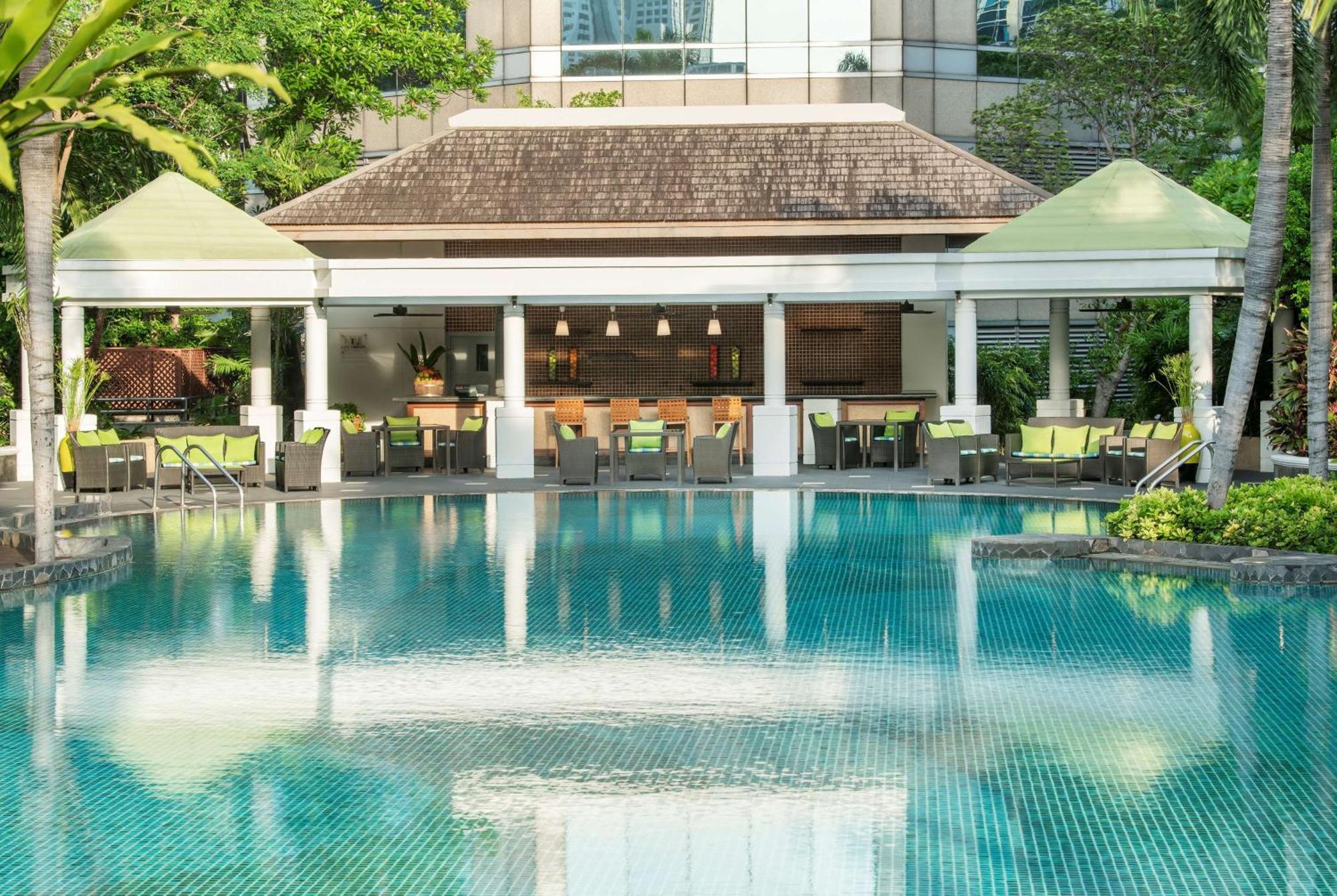 Hotel Conrad Bangkok Exterior foto The swimming pool at the hotel