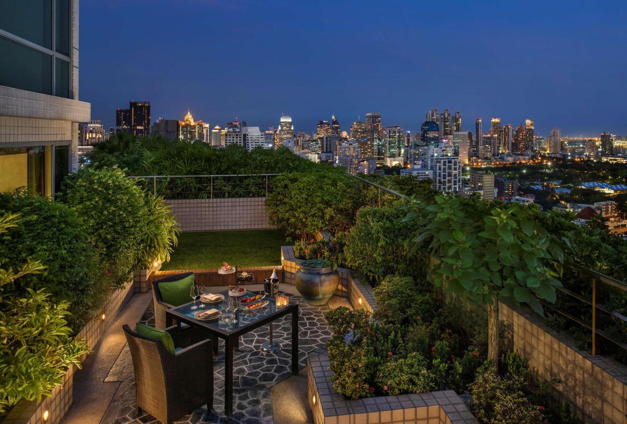 Hotel Conrad Bangkok Exterior foto View from the rooftop garden