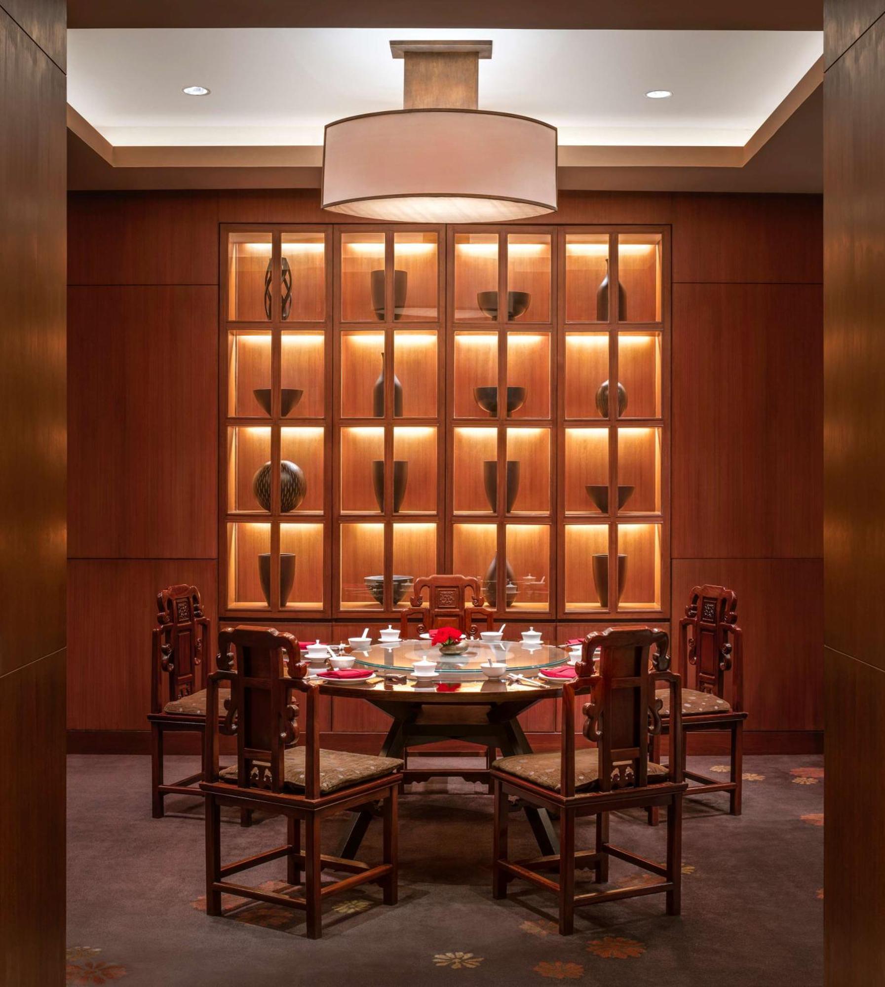 Hotel Conrad Bangkok Exterior foto A dining room at the Mandarin Oriental, Hong Kong