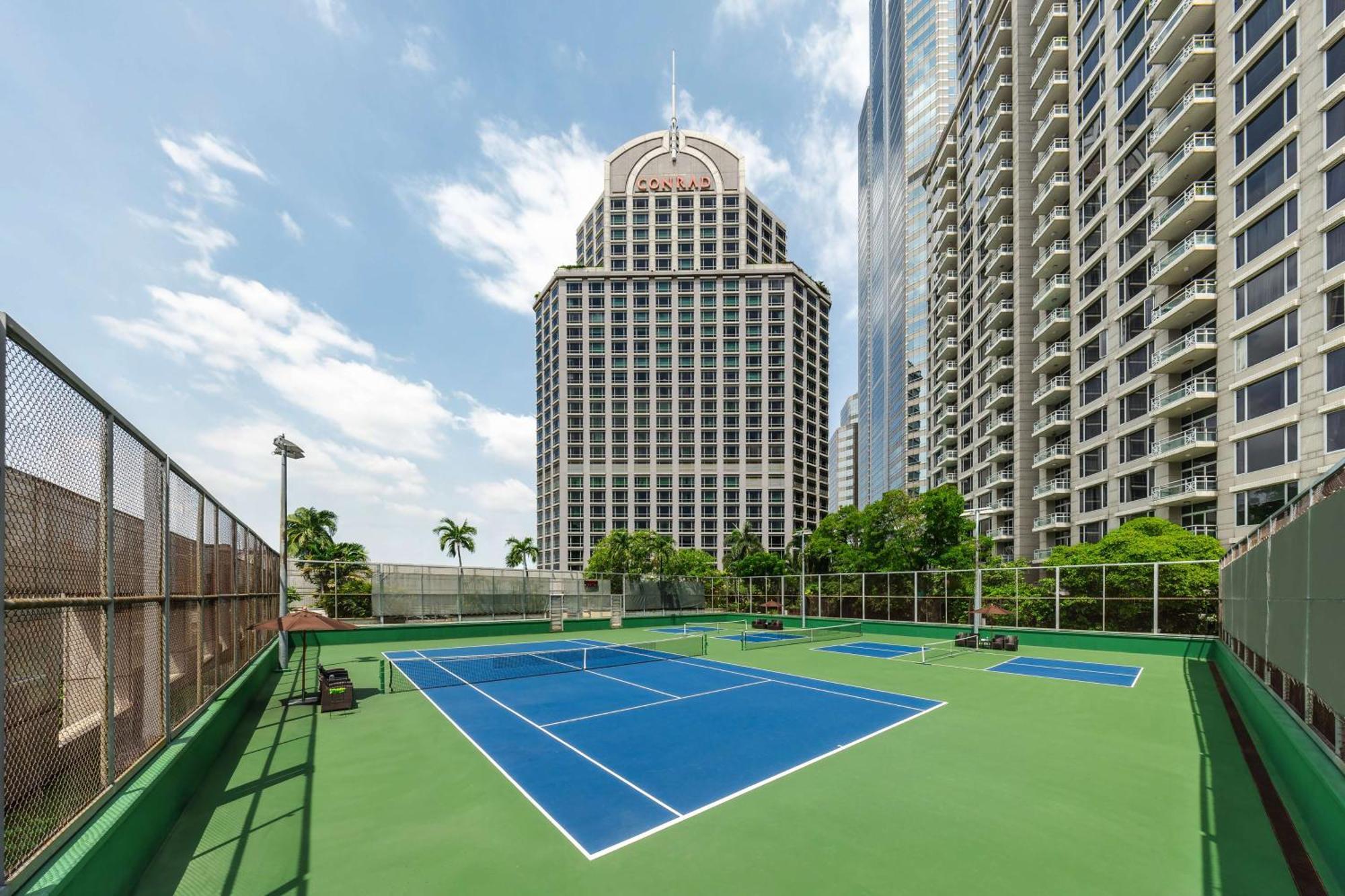 Hotel Conrad Bangkok Exterior foto Tennis courts at the complex