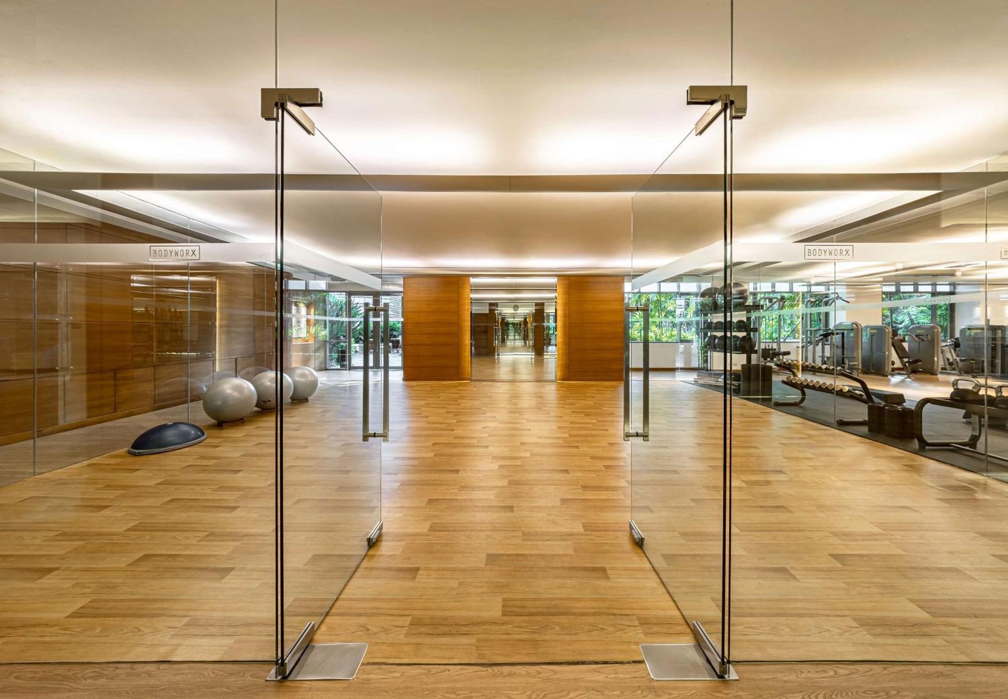 Hotel Conrad Bangkok Exterior foto The gym at The Landmark