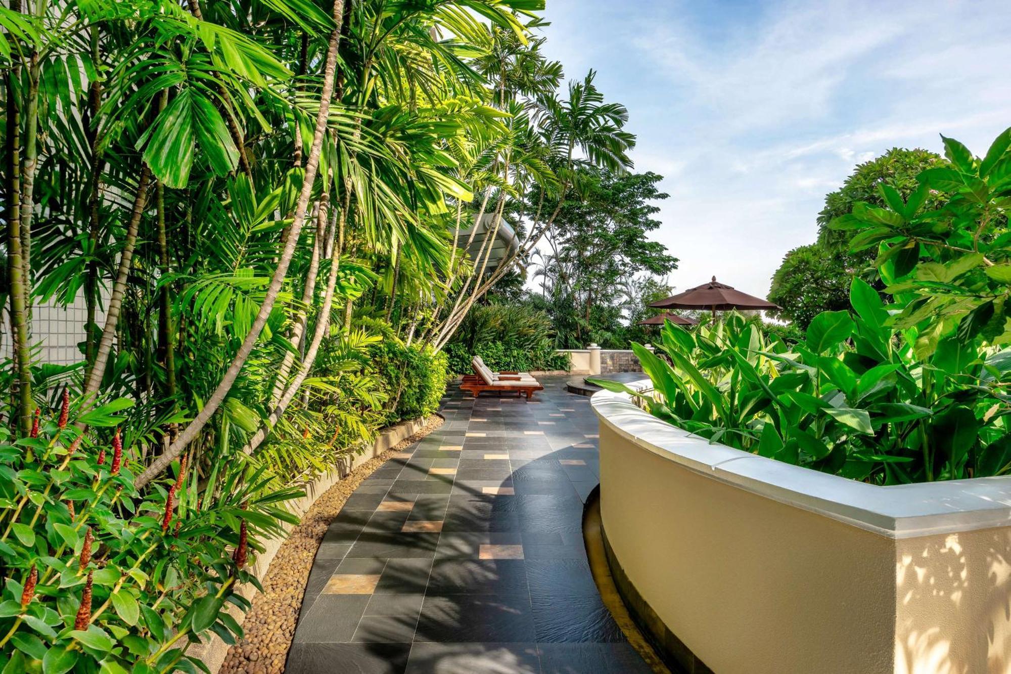 Hotel Conrad Bangkok Exterior foto The resort's pool