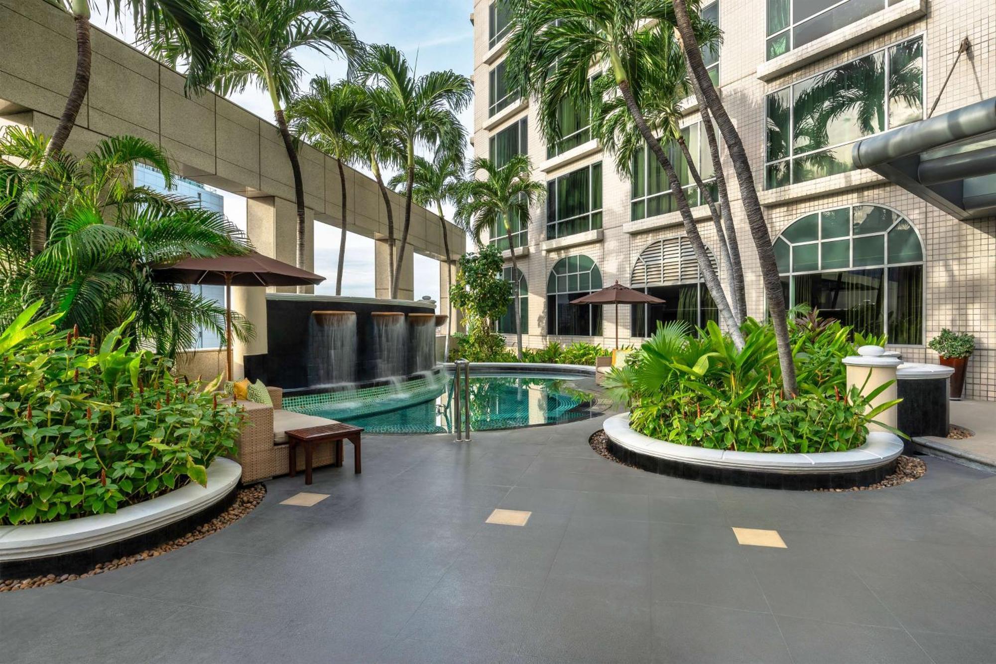 Hotel Conrad Bangkok Exterior foto The pool at the hotel